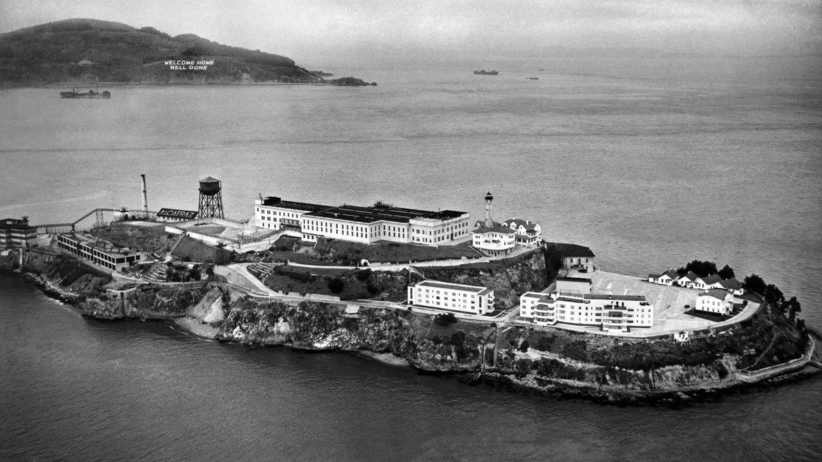 Fotky z Alcatrazu z dob, kdy to byla „skála plná zločinců“
